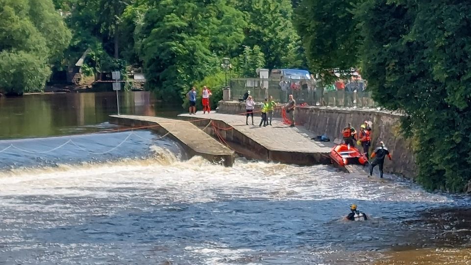 Na Vltavě se převrátil raft s pěti lidmi, jeden vodák zmizel pod hladinou